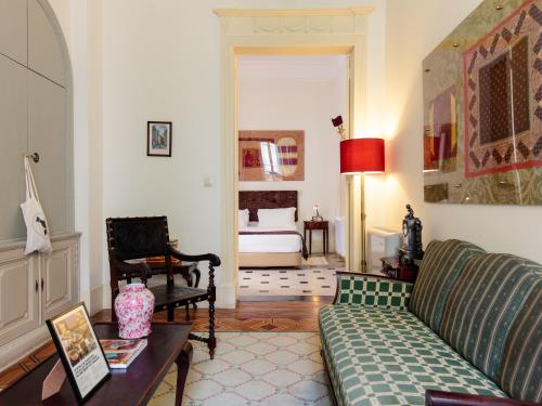 a living room with a couch and a bed at Independente Príncipe Real in Lisbon