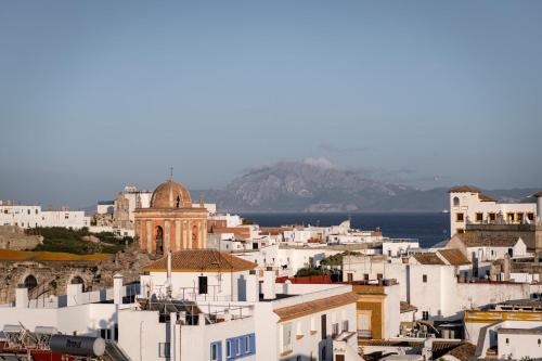 vistas a una ciudad con edificios blancos y al océano en Eole Tarifa Rooms, en Tarifa