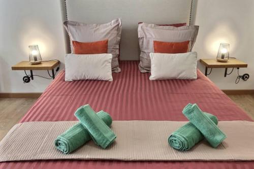 een groot bed met drie kussens erop bij Studio tout confort, terrasse, calme Moustiers #7 in Moustiers-Sainte-Marie