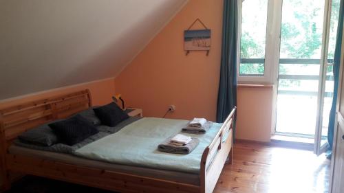 1 dormitorio con 1 cama grande en una habitación en Kofi Garden en Dębki