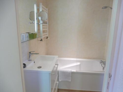 Limeray的住宿－洛內旅館，浴室配有盥洗盆和浴缸。