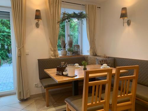 uma sala de jantar com uma mesa de madeira e cadeiras em Gästehaus an der Sempt - Wohlfühlen auf dem Lande em Erding
