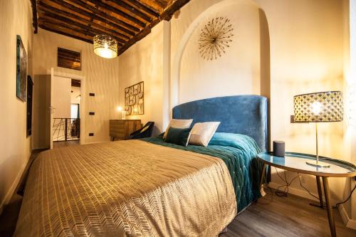 1 dormitorio con 1 cama grande y 1 mesa en Historic Center Luxury Apartment, en Lucca
