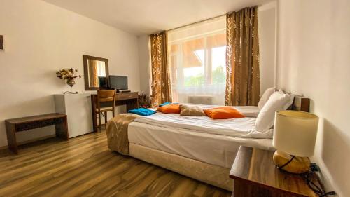 um quarto com uma cama grande e uma janela em Guest House Au Nature em Golyama Zhelyazna