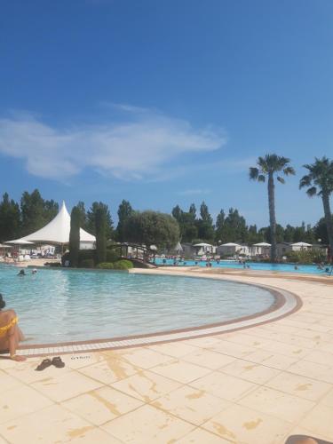 une piscine dans un complexe hôtelier avec des gens qui y nagent dans l'établissement Mobil home 6/8 places, à Vias