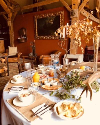une table avec des assiettes de nourriture dessus dans l'établissement Chambre du parc Élevage Girbal, à La Chapelotte