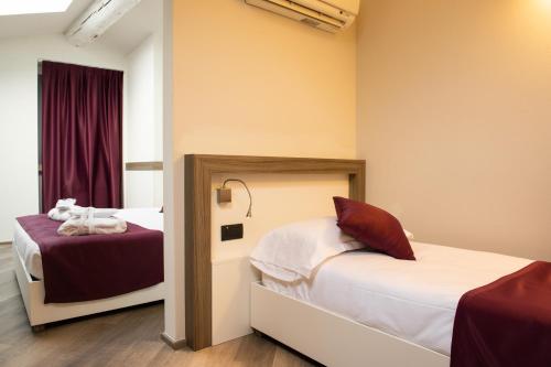 Un pat sau paturi într-o cameră la Hotel Corte Del Paggio