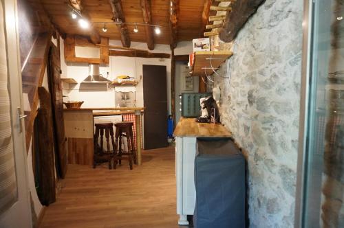Kuchyň nebo kuchyňský kout v ubytování Gîte La Source sauna jardin wi-fi