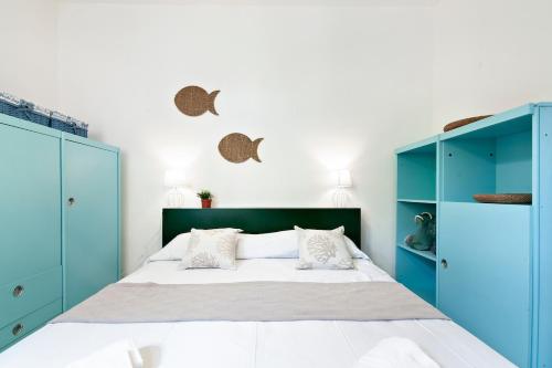 サンタ・チェザーレア・テルメにあるParadise Sea Apartment - SIT Apartmentのベッドルーム(青いキャビネット、大型ベッド1台付)