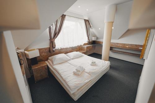 Un pat sau paturi într-o cameră la Elita Hotel & Restauracja