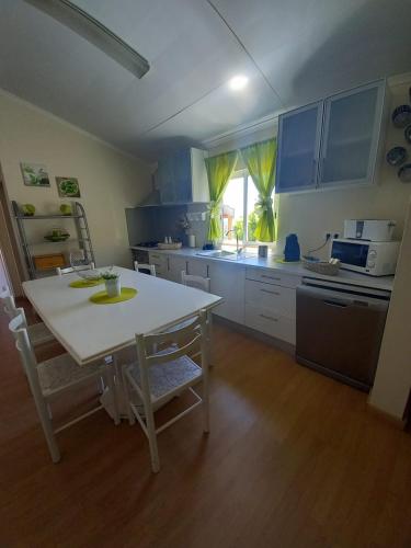 Küche/Küchenzeile in der Unterkunft Quinta do Baquenéu- Sitio das Cortes
