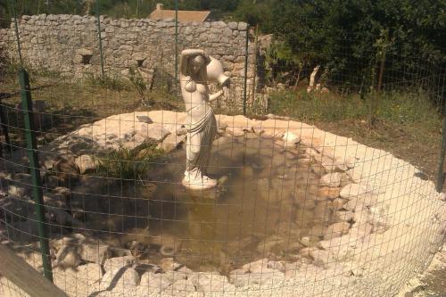 a fire hydrant behind a fence in a zoo at Vento Del Sud in Chiaramonte Gulfi