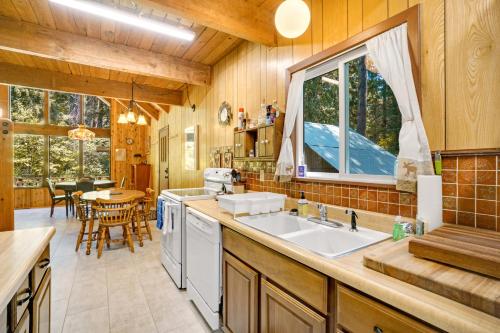 Kuchyň nebo kuchyňský kout v ubytování Yakima River Cabin