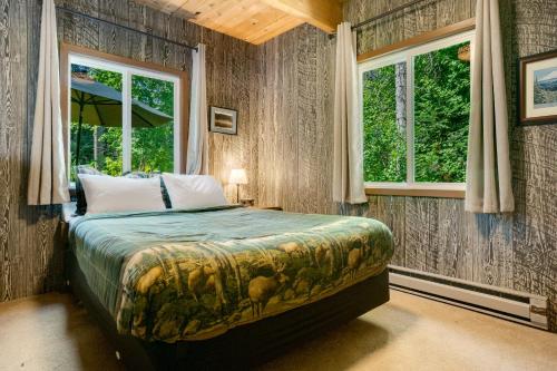 Llit o llits en una habitació de Yakima River Cabin