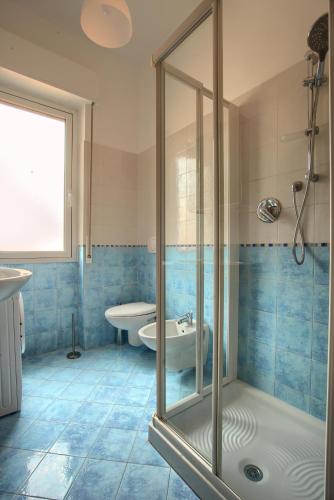 a bathroom with a shower and a sink at appartamento di fronte alla pista ciclabile con 2 camere da letto e wifi in Imperia