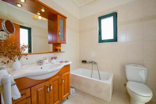 Ванная комната в Hilltop Villa Kontomari