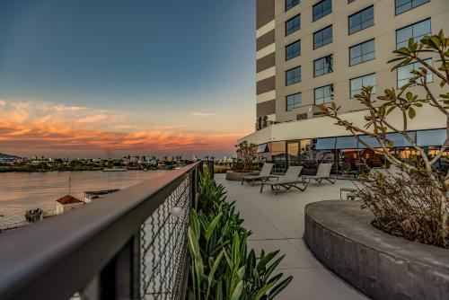 a balcony of a building with a view of the water at Mercure Itajai Navegantes in Itajaí