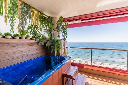 einen Balkon auf einem Kreuzfahrtschiff mit Meerblick in der Unterkunft PARADISE SUITES Buenavista Beach in Fuengirola