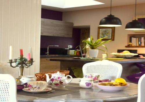 una mesa con un bol de fruta en la cocina en Chambre d'hôtes chez Claude Bardou en Lacrouzette