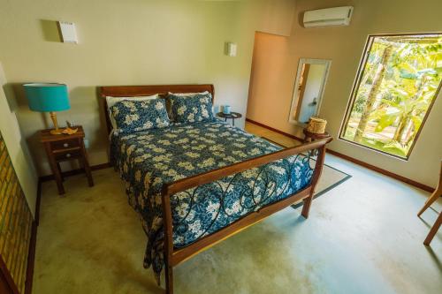 a bedroom with a bed and a window at Ocacocar - Milagres in São Miguel dos Milagres