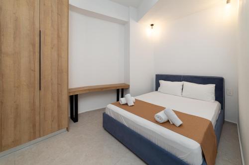 1 dormitorio con 1 cama con 2 toallas en Quince city center, en Heraclión