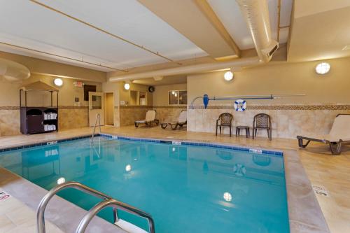 a large swimming pool in a hotel room at Comfort Suites Knoxville North in Knoxville