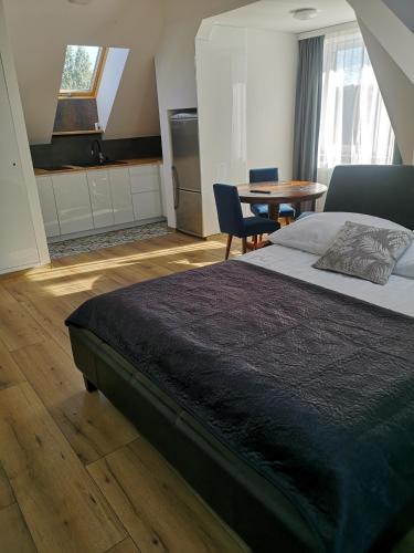 Posteľ alebo postele v izbe v ubytovaní Apartamenty Lawendowy Zakątek 7
