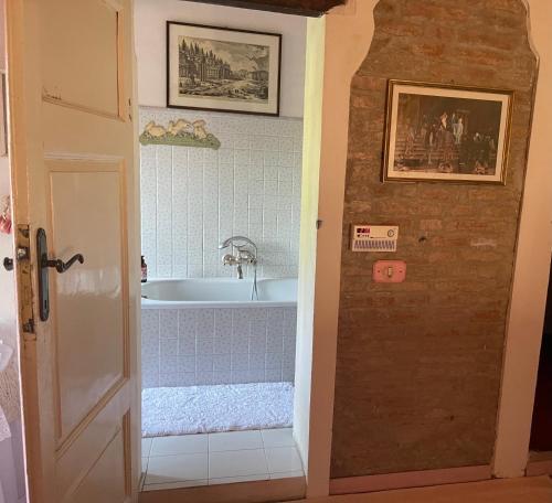 uma casa de banho com um lavatório e uma banheira em Villa Camilla em Quistello