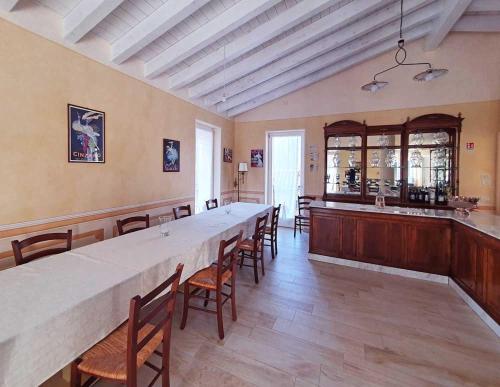 duża jadalnia z długim stołem i krzesłami w obiekcie Borgo alla Sorgente w mieście Vallio Terme