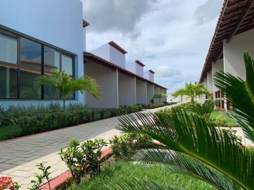 a courtyard of a house with plants at Hotel Reserva do Xingó in Piranhas