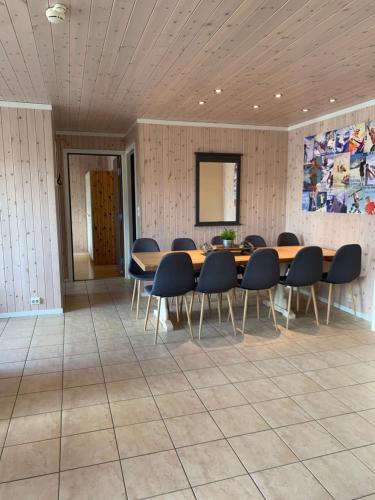 a conference room with a wooden table and chairs at In the middle of Trysil fjellet - Welcome Center - Apartment with 4 bedrooms and sauna - By bike arena and ski lift in Trysil