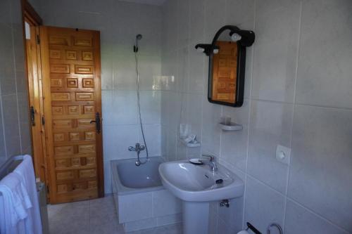 łazienka z umywalką, toaletą i wanną w obiekcie Hostal La Biela 43 w mieście Galizano