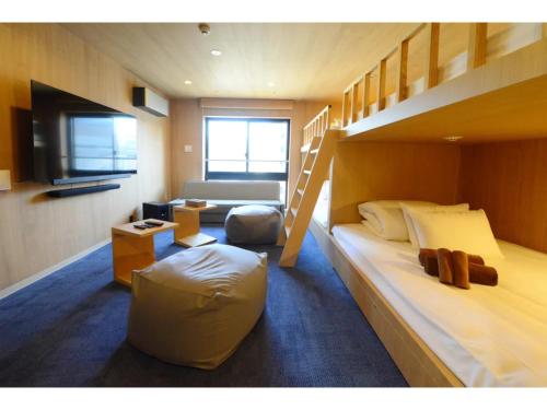 1 dormitorio con litera y escalera en THE BONDS HOTEL TOKYO - Vacation STAY 48446v, en Tokio