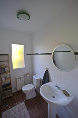 Ванная комната в casa con jardín, 4 habitaciones y mucho encanto en cercedilla