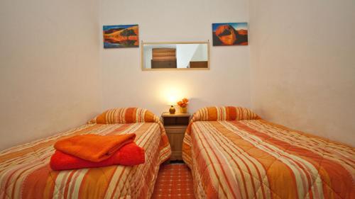 ローマにあるRental in Rome Celeste Apartmentのツインベッド2台が備わる客室です。