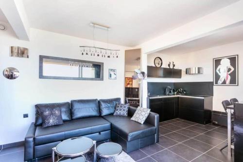 un salon avec un canapé et une table dans l'établissement Sea View Port Nature 5, au Cap d'Agde