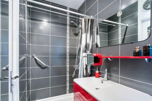 une salle de bain avec un lavabo et une douche dans l'établissement Sea View Port Nature 5, au Cap d'Agde