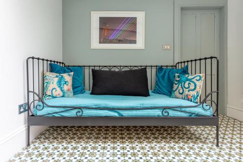 - un lit avec des draps et des oreillers bleus dans l'établissement Elegant Seaview Apartment, à Bangor