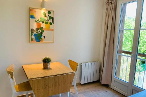 une salle à manger avec une table et des chaises et une fenêtre dans l'établissement PROVENCE APPARTEMENT, à Manosque