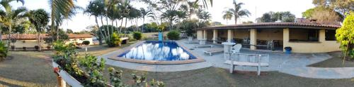 a house with a swimming pool in a yard at Pousada Boa Vista in Brotas