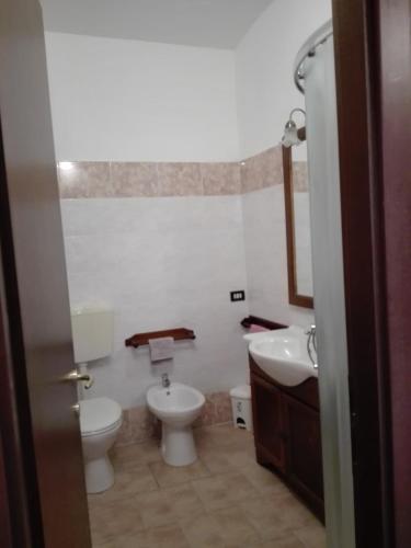 a bathroom with a toilet and a sink at A casa di Anna in Vaglio Serra