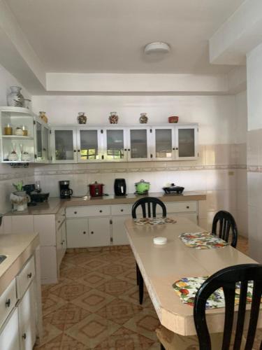 Dapur atau dapur kecil di Hostal familiar Villa Nome