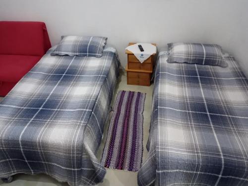 deux lits côte à côte dans une chambre dans l'établissement kitnet Maysa em Benfica RJ, à Rio de Janeiro