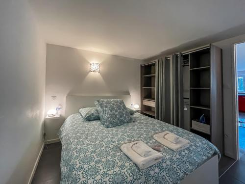 1 dormitorio con 1 cama con 2 toallas en T2 tout équipé à 2 min de la plage ménage inclus 1, en Banyuls-sur-Mer