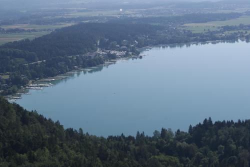 a view of a lake from the top of a mountain at Ferienwohnungen Gerti in Klopein am Klopeiner See