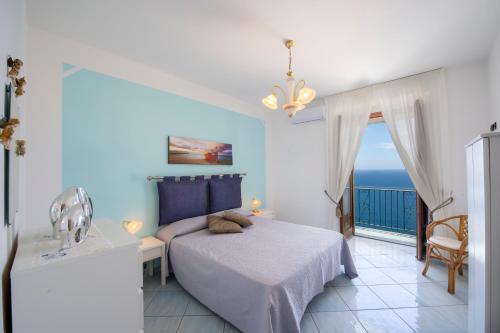 Schlafzimmer mit einem Bett und Meerblick in der Unterkunft Moressa Little in Praiano