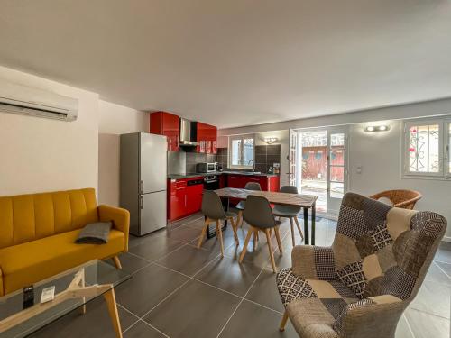 un salon avec un canapé jaune et une table dans l'établissement T2 tout équipé à 2 min de la plage ménage inclus 1, à Banyuls-sur-Mer