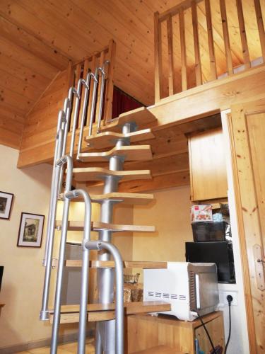 una escalera de caracol en una casa pequeña en le Sarto - St Jean de Maurienne, en Saint-Jean-de-Maurienne