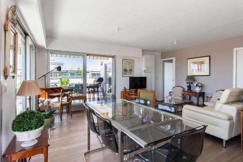 un salon avec une table en verre dans l'établissement Le Panoramique Croisette - Welkeys, à Cannes