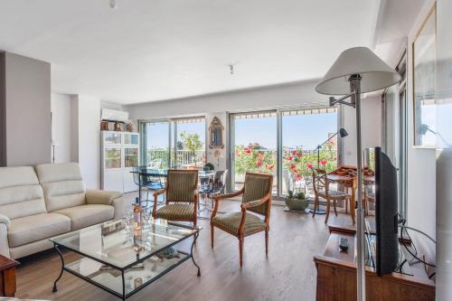 un salon avec un canapé et une table dans l'établissement Le Panoramique Croisette - Welkeys, à Cannes